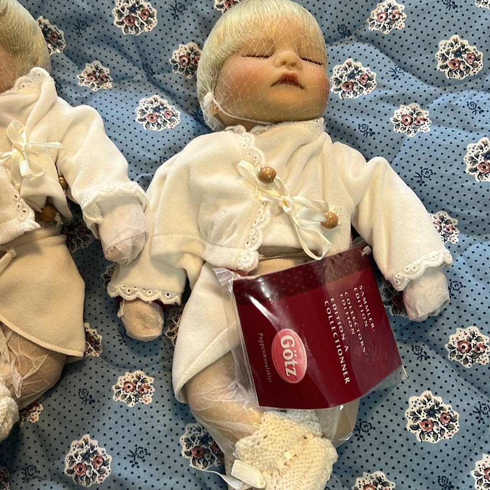 Twin Girl Goetz baby dolls, two newborns , rare - Picture 4 of 6